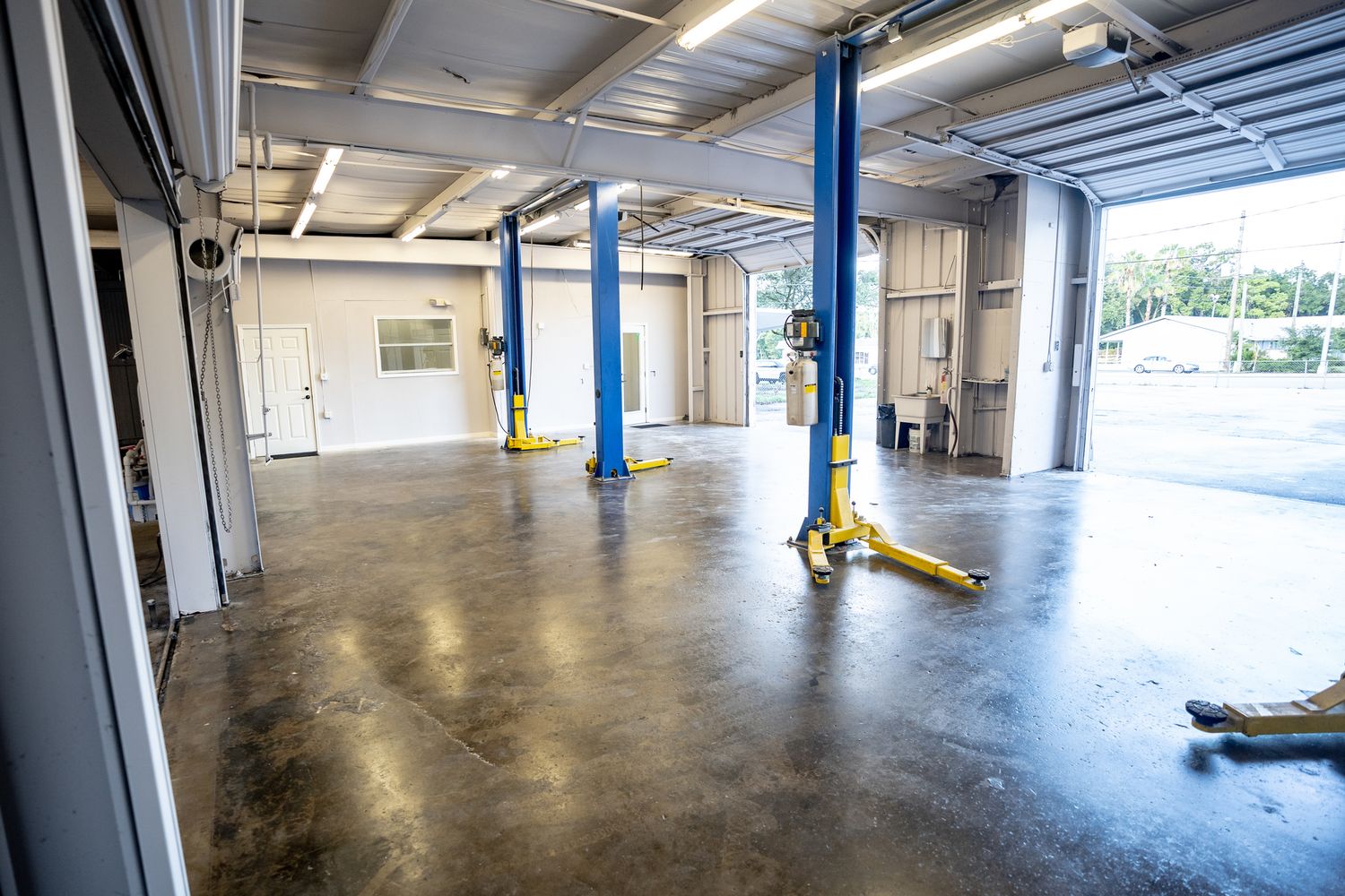 N. Florida Ave Warehouse or Automotive/Office/Showroom- 6,061 SF : 14041 N Florida Ave, Tampa, FL 33613